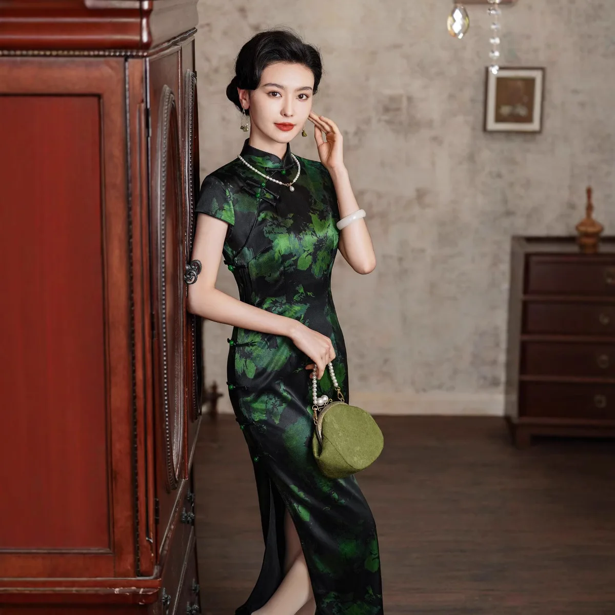 Silk Chinese Shanghai Style Floral Traditional Vintage Modern Cheongsam Qipao Women's Green High Sense Improved Retro Long
Silk Chinese Shanghai Style Floral Traditional Vintage Modern Cheongsam Qipao Women's Green High Sense Improved Retro Long
