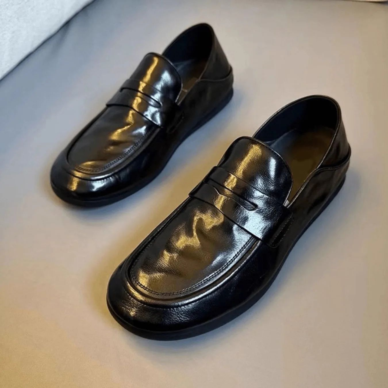 Genuine Leather Men's Slip-On Loafers Breathable Summer Fashion Casual Shoes Soft Bottom round Toe Rubber Outsole Plain Color
Genuine Leather Men's Slip-On Loafers Breathable Summer Fashion Casual Shoes Soft Bottom round Toe Rubber Outsole Plain Color