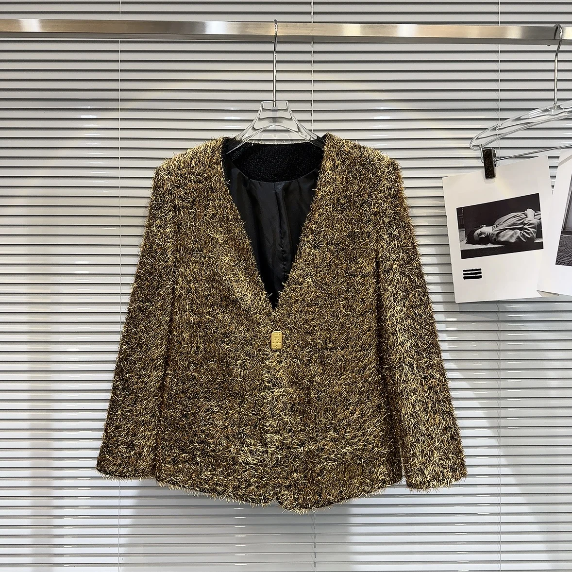 Women's Autumn Winter Blazers New Gold Shiny Silk Metal Button Dark V-Neck Loose Suit Coat 
Women's Autumn Winter Blazers New Gold Shiny Silk Metal Button Dark V-Neck Loose Suit Coat