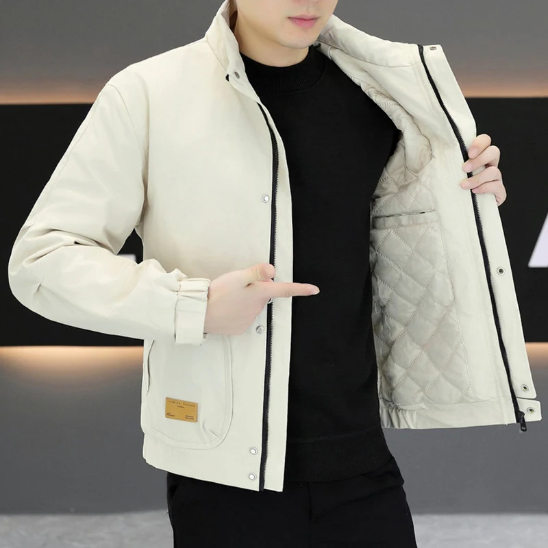 Новинка 2025, осенне-зимние мужские куртки на хлопковой подкладке, повседневные теплые пальто с воротником-стойкой, спортивная верхняя одежда, ветрозащитные утепленные топы, одежда
Новинка 2025, осенне-зимние мужские куртки на хлопковой подкладке, повседневные теплые пальто с воротником-стойкой, спортивная верхняя одежда, ветрозащитные утепленные топы, одежда