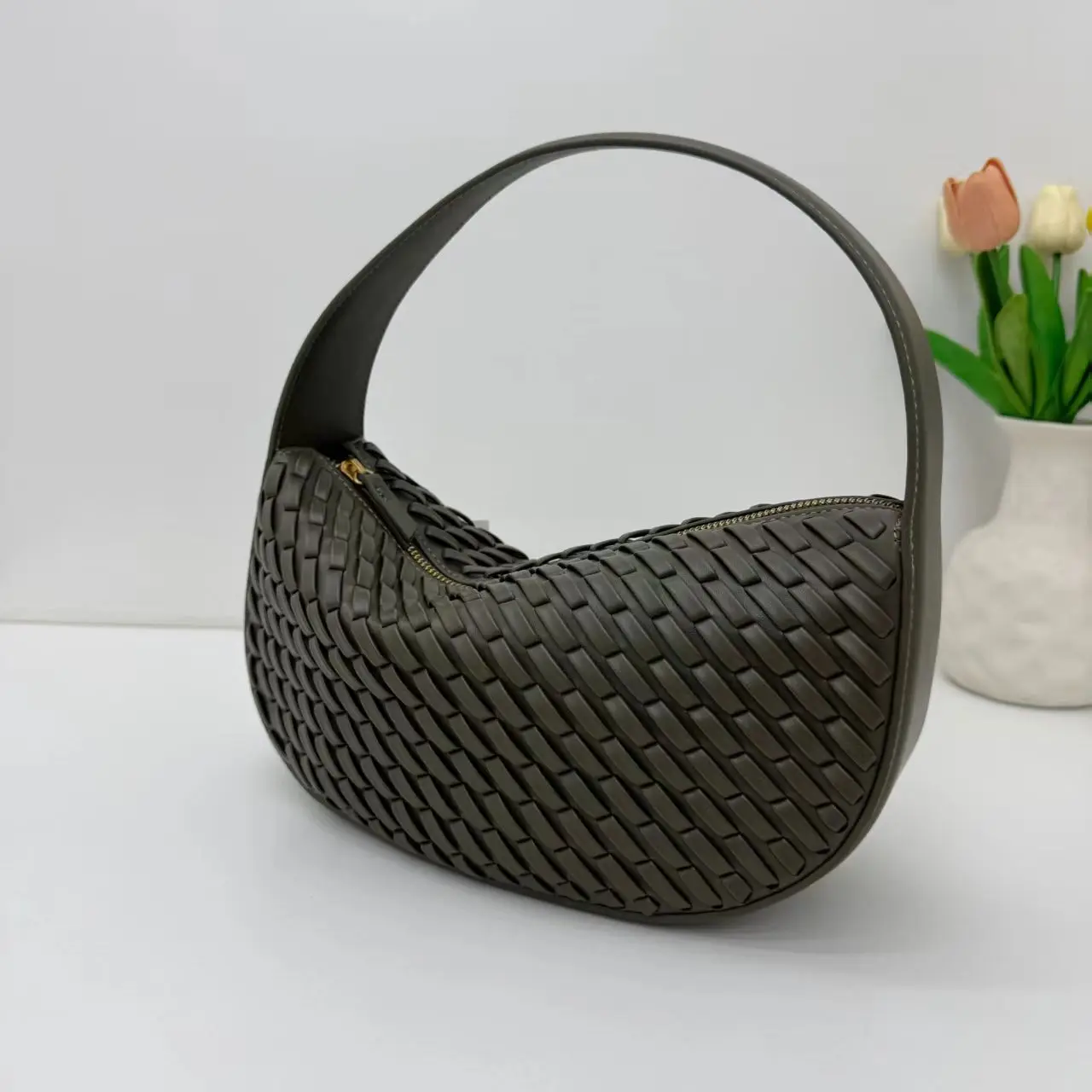 Fashion Woven Women Handbags High Quality PU Leather Shoulder Bag Half Moon Cloud Dumpling Bags for Women NEW Clutch Purses
Fashion Woven Women Handbags High Quality PU Leather Shoulder Bag Half Moon Cloud Dumpling Bags for Women NEW Clutch Purses