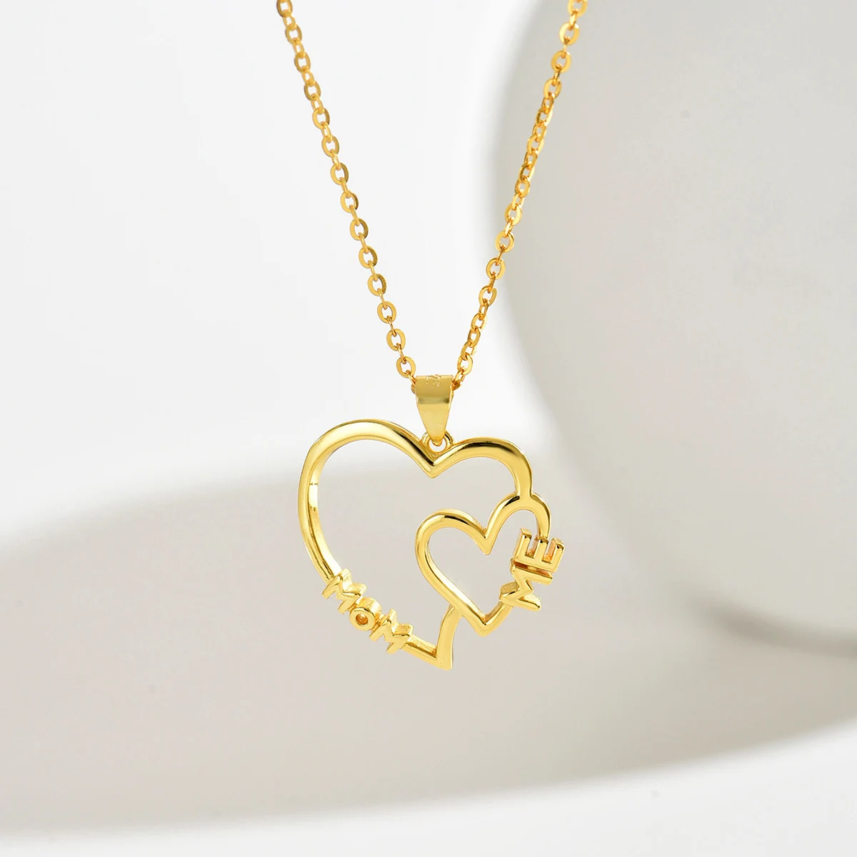 A fashionable, simple, and hot selling love pendant chain necklace with 925 silver and metallic feel for women to celebrate holi
A fashionable, simple, and hot selling love pendant chain necklace with 925 silver and metallic feel for women to celebrate holi