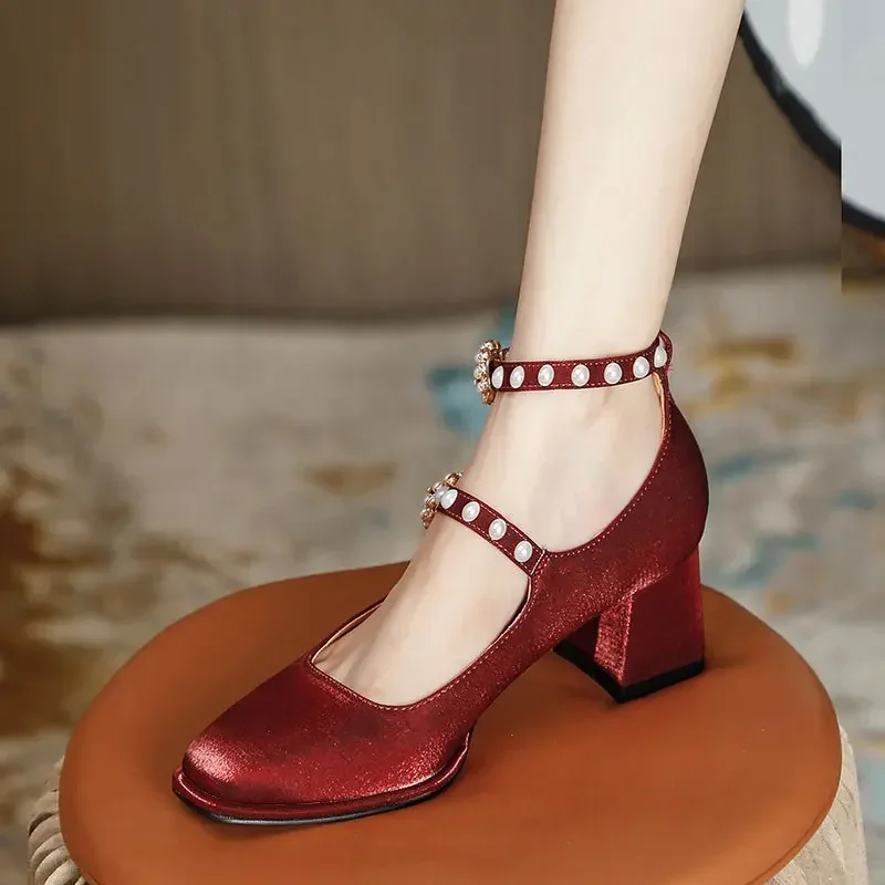 Women's Shoes Pearl One-word Strap Medium Heel Single Shoes Autumn 2025 New French Square Head High Heels Thick Heel
Women's Shoes Pearl One-word Strap Medium Heel Single Shoes Autumn 2025 New French Square Head High Heels Thick Heel
