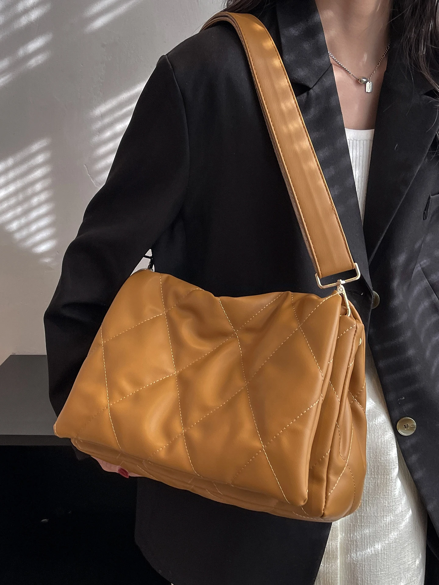 Ретро-сумка через плечо для женщин, большая вместительная, для поездок на работу, на зиму и осень, универсальная, с ромбовидным узором, сумка-тоут
Ретро-сумка через плечо для женщин, большая вместительная, для поездок на работу, на зиму и осень, универсальная, с ромбовидным узором, сумка-тоут