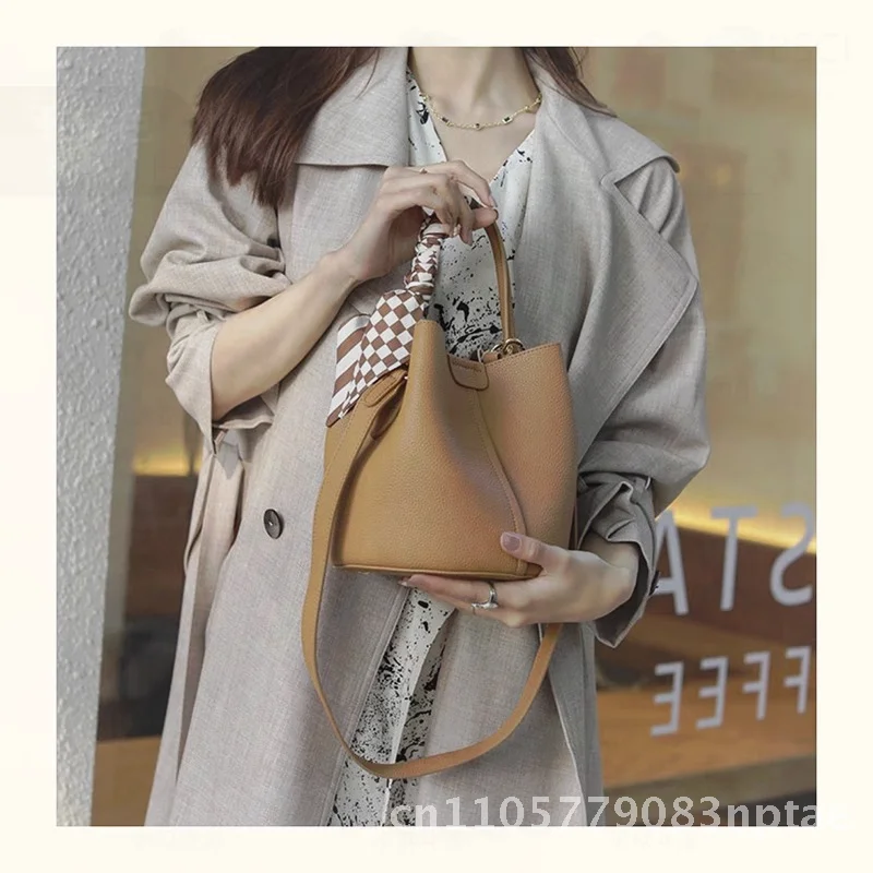 2024 Women's Fashion Light Luxury Vegetable Basket Bucket Bag Urban Minimalist PU Leather Crossbody Shoulder Hand Commuter Bag
2024 Women's Fashion Light Luxury Vegetable Basket Bucket Bag Urban Minimalist PU Leather Crossbody Shoulder Hand Commuter Bag