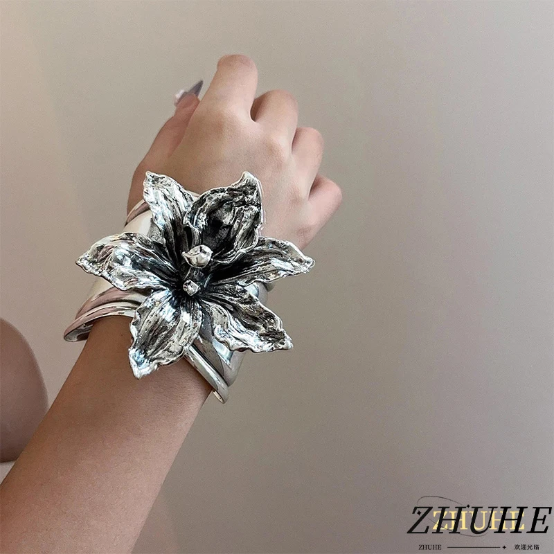 Trendy Iris Flower Bracelet, Fashion Jewelry Accessories for Women, Unique Floral Style, Essential Female Ornament
Trendy Iris Flower Bracelet, Fashion Jewelry Accessories for Women, Unique Floral Style, Essential Female Ornament