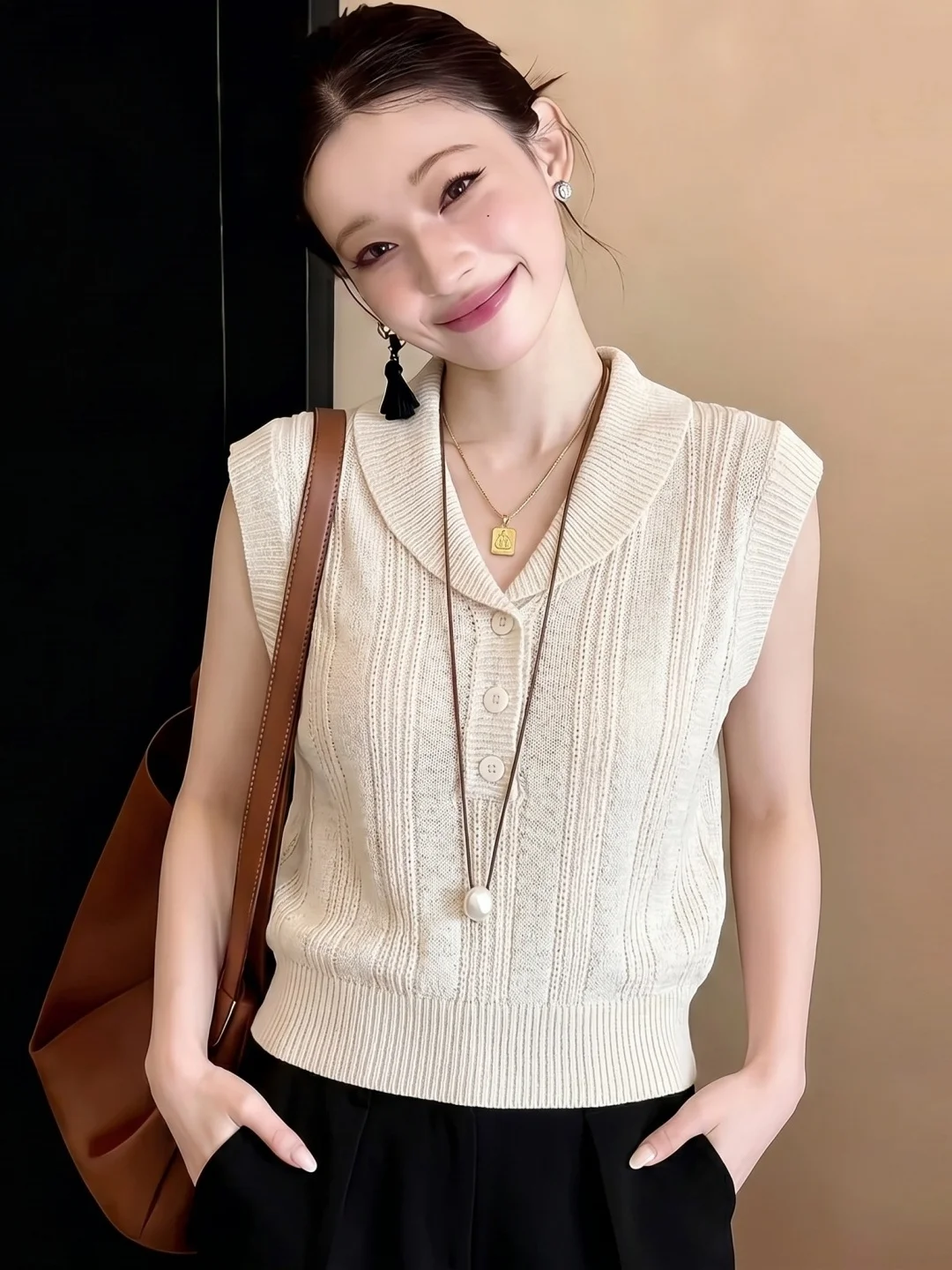 Elegant Loose Knitted Soft Sleeveless Vest Turn-down Collar Summer Gentle Style Charming Top Floral Cardi Women's Fashion
Elegant Loose Knitted Soft Sleeveless Vest Turn-down Collar Summer Gentle Style Charming Top Floral Cardi Women's Fashion