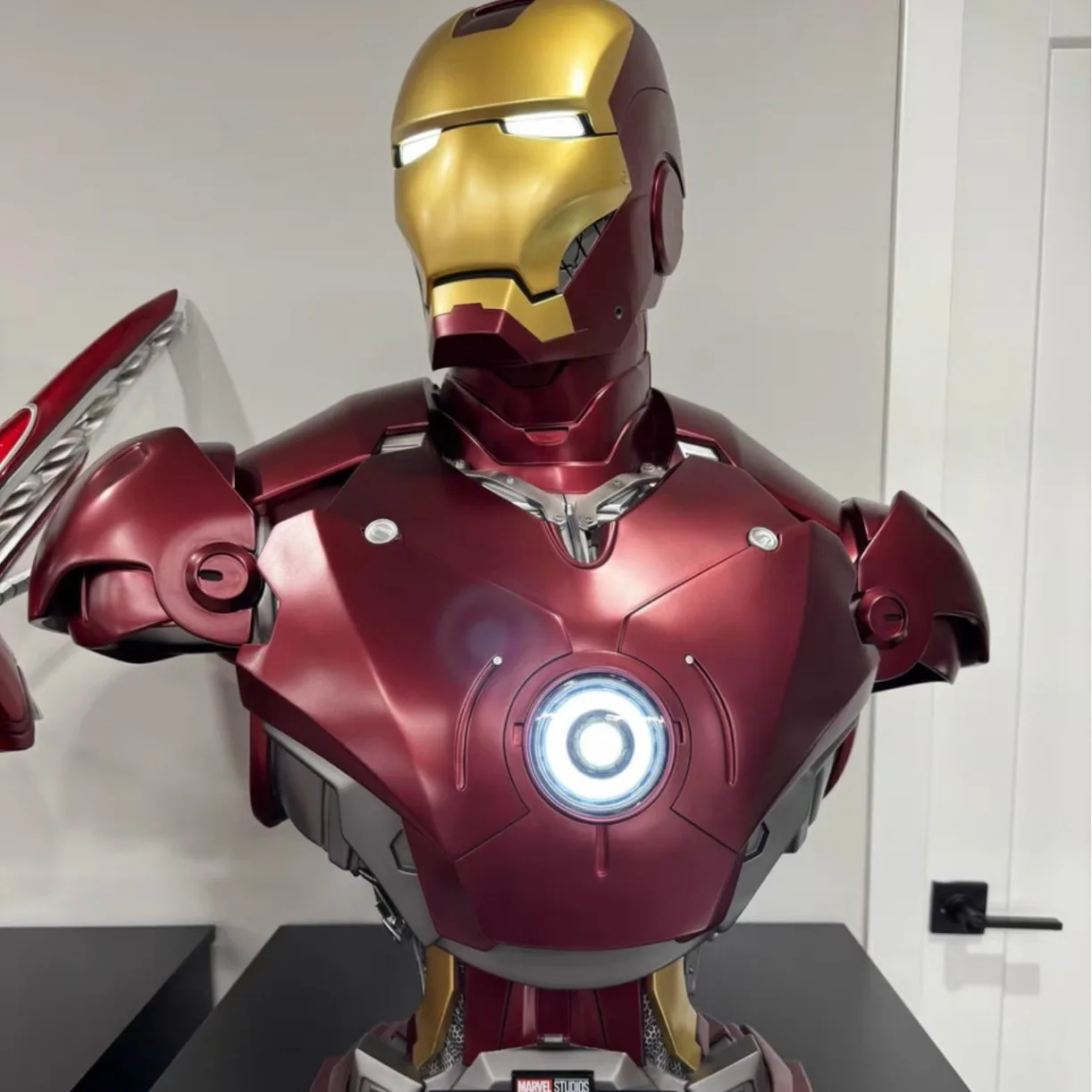 Marvel Iron Man Mark 3 1:1 Life-Size Bust - 79CM Tall Light-Up Resin Statue Iconic MK3 Armor Museum Collectible
Marvel Iron Man Mark 3 1:1 Life-Size Bust - 79CM Tall Light-Up Resin Statue Iconic MK3 Armor Museum Collectible