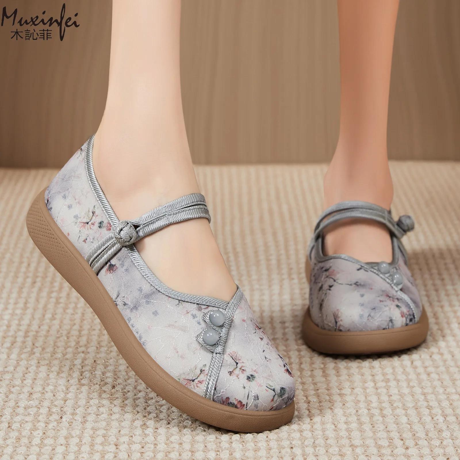 New Flat, Breathable, Versatile, Anti Slip Embroidered Hanfu Shoes for Women's Summer Wearing Cloth Shoes, and Walking Shoes
New Flat, Breathable, Versatile, Anti Slip Embroidered Hanfu Shoes for Women's Summer Wearing Cloth Shoes, and Walking Shoes