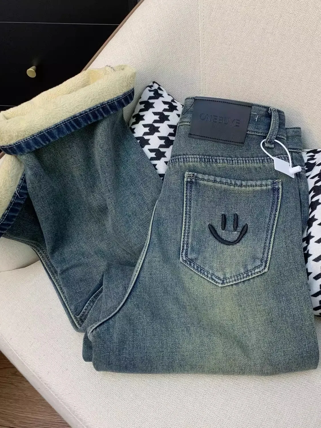Retro Blue Embroidered Fleece Lined Jeans High Waist Loose Thickened Straight Leg Long Pants Autumn Winter Slimming Effect
Retro Blue Embroidered Fleece Lined Jeans High Waist Loose Thickened Straight Leg Long Pants Autumn Winter Slimming Effect