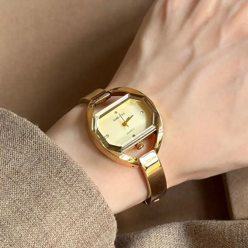 Fashionable Women's Quartz Watch Stainless Steel Mesh Belt New Original Design Wristwatch for Ladies Top Brand Dress Women Watch
Fashionable Women's Quartz Watch Stainless Steel Mesh Belt New Original Design Wristwatch for Ladies Top Brand Dress Women Watch