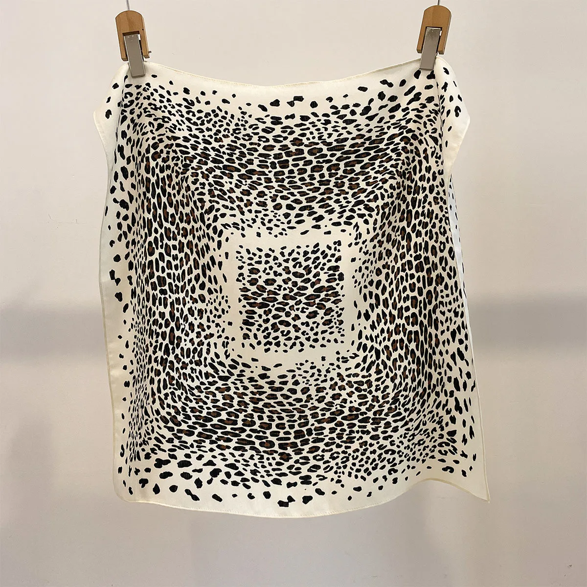 Leopard Print 68x68cm Silk Scarf Women Vintage Square Neckerchief Foulard Bandana Hijab Neckerchief Hairband Echarpes Bufanda
Leopard Print 68x68cm Silk Scarf Women Vintage Square Neckerchief Foulard Bandana Hijab Neckerchief Hairband Echarpes Bufanda