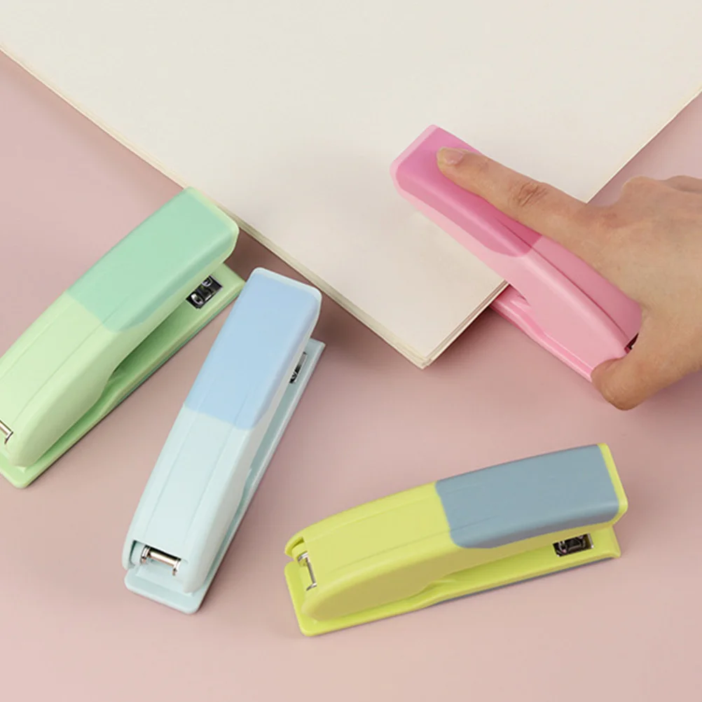 1pc Plastic Stapler Portable Office Supplies Desk Student Heavy Duty Long Lasting Easy to Use Tool
1pc Plastic Stapler Portable Office Supplies Desk Student Heavy Duty Long Lasting Easy to Use Tool