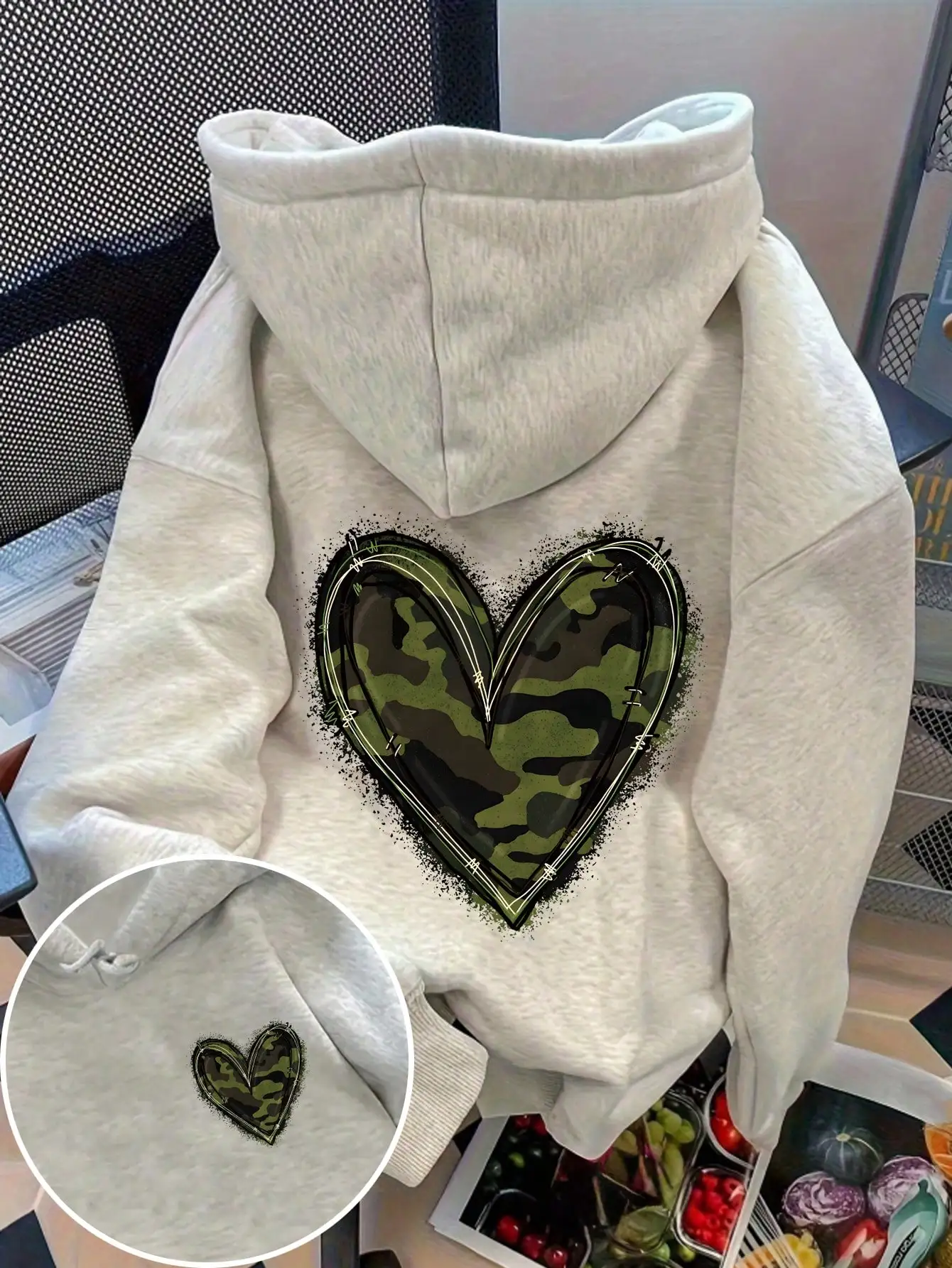 Женская свободная толстовка с капюшоном и камуфляжным принтом в виде сердец, с декоративными элементами на рукавах
Женская свободная толстовка с капюшоном и камуфляжным принтом в виде сердец, с декоративными элементами на рукавах