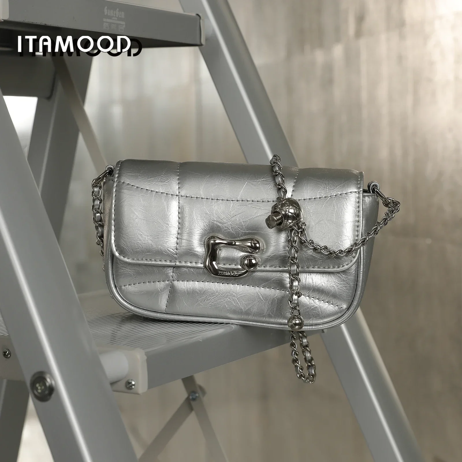 Роскошная масляная вощеная кожаная сумка через плечо ITAMOOD, стеганая женская сумка с клапаном, оригинальная фурнитура, украшение, маленькая квадратная сумка
Роскошная масляная вощеная кожаная сумка через плечо ITAMOOD, стеганая женская сумка с клапаном, оригинальная фурнитура, украшение, маленькая квадратная сумка