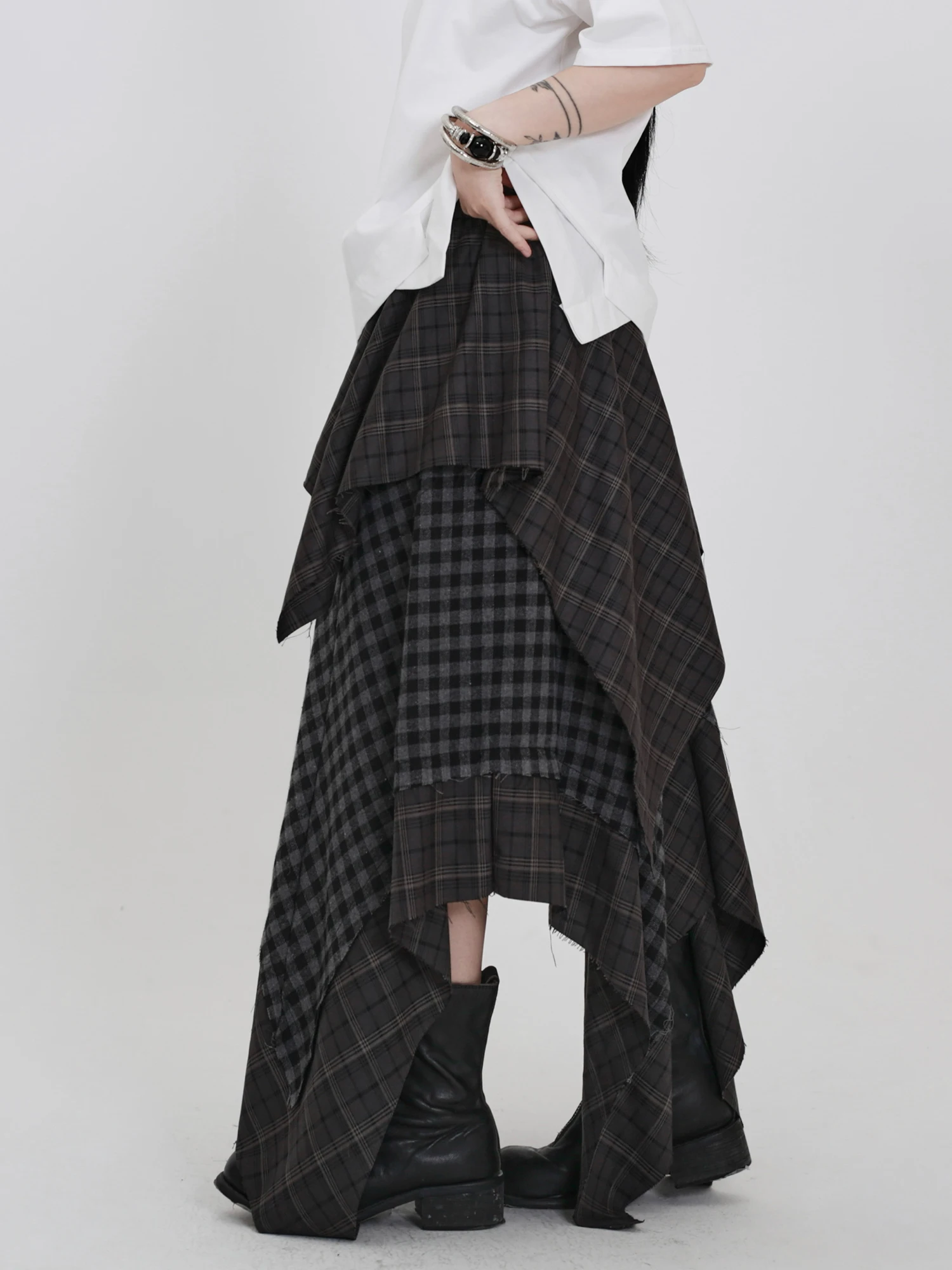 Dark Style Half Skirt Loose Women's New Irregular Plaid Splicing Design Frayed Versatile Ladies Midi Skirt City Walk
Dark Style Half Skirt Loose Women's New Irregular Plaid Splicing Design Frayed Versatile Ladies Midi Skirt City Walk