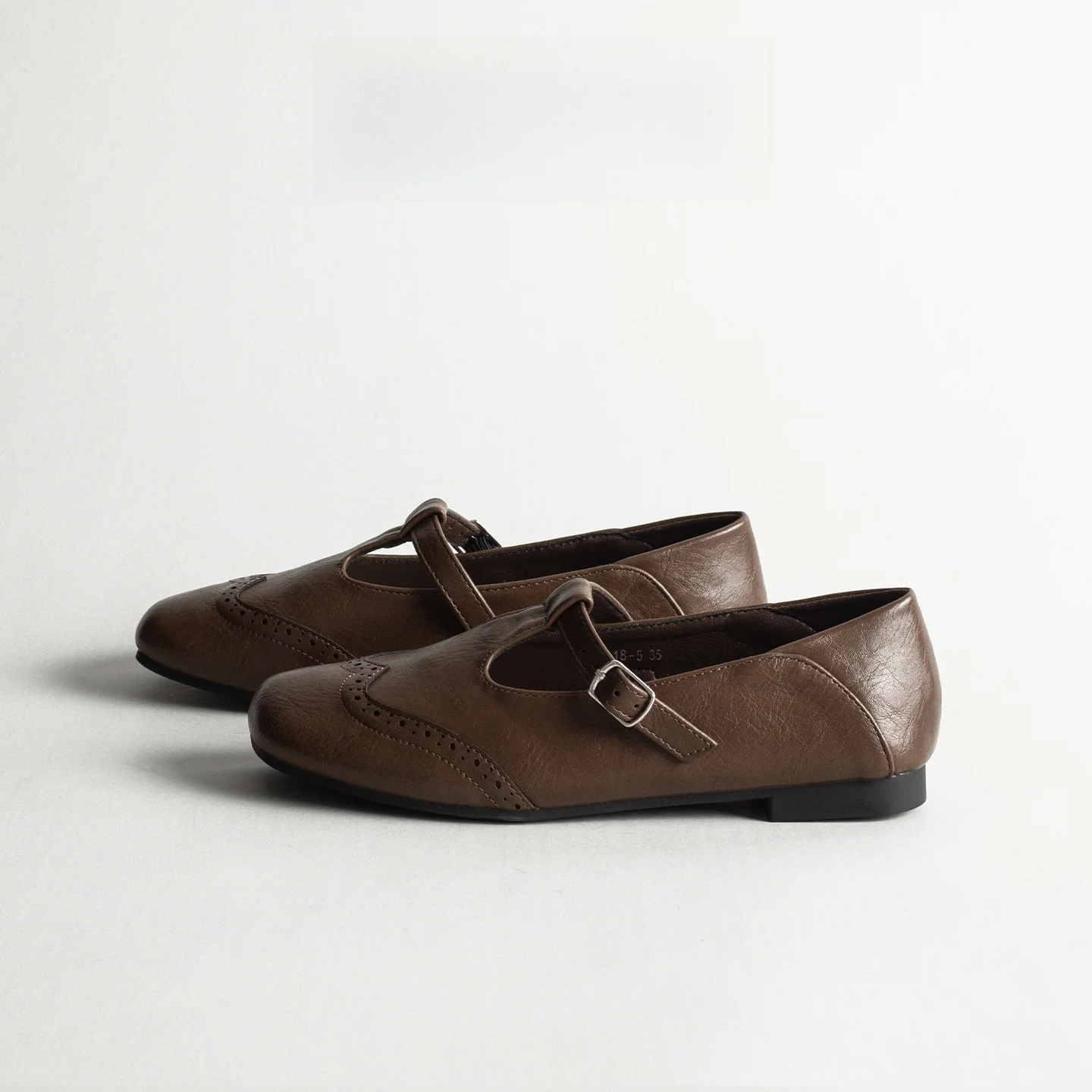 Brown Genuine Leather Retro Mary Jane Shoes Women's Spring round Toe Soft Bottom One-Strap Carved Small Leather Shoes
Brown Genuine Leather Retro Mary Jane Shoes Women's Spring round Toe Soft Bottom One-Strap Carved Small Leather Shoes