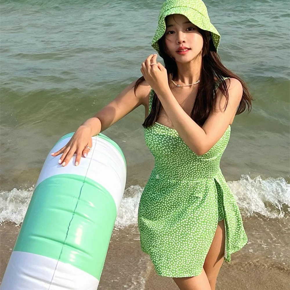 Новый модный консервативный купальник-бикини с высокой талией и шляпкой, весна-лето 2024, с цветочным принтом, для женщин, для серфинга
Новый модный консервативный купальник-бикини с высокой талией и шляпкой, весна-лето 2024, с цветочным принтом, для женщин, для серфинга