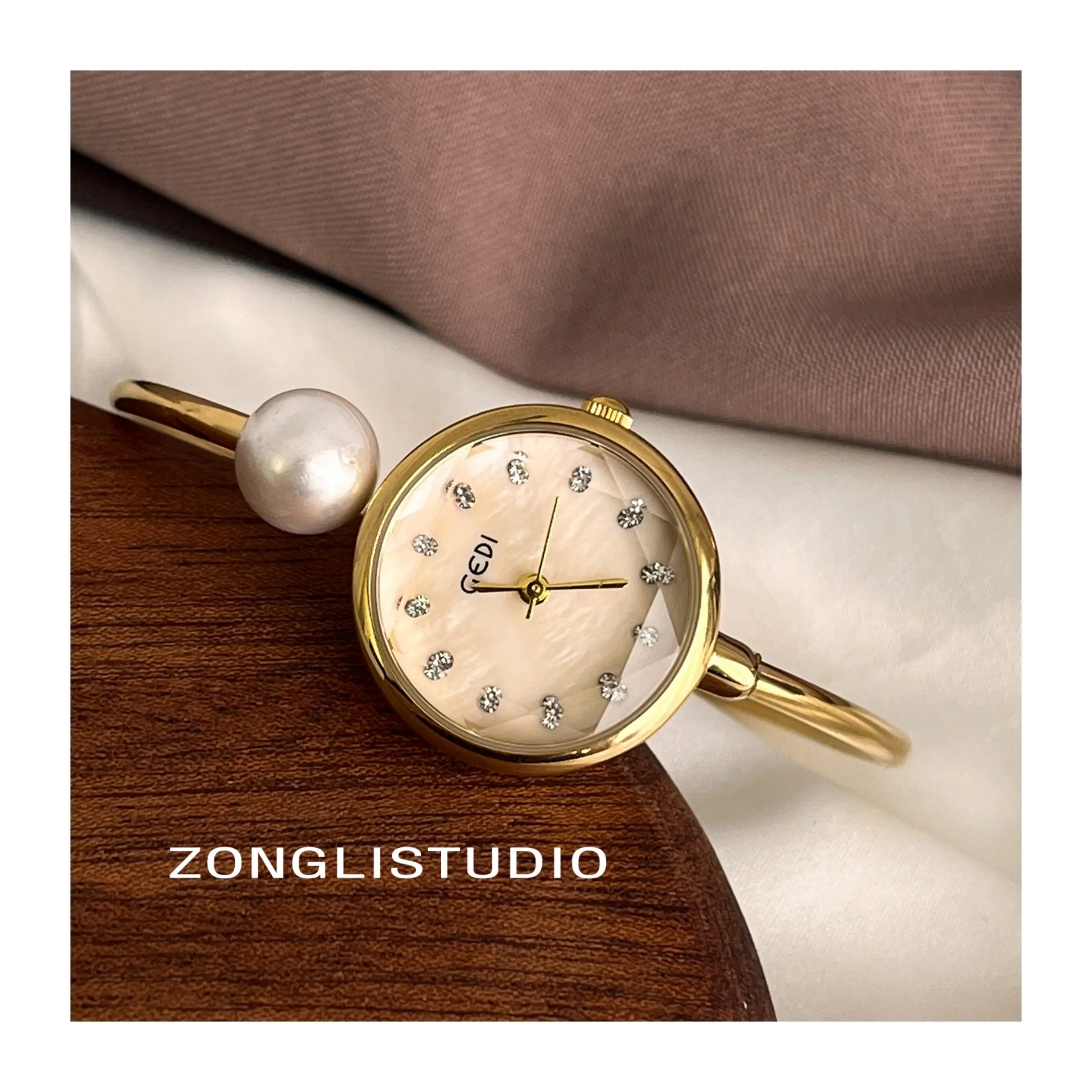 Новые часы в стиле браслета с маленьким циферблатом, новый дизайн для женщин и студентов, винтажный стиль, креативный подарок для женщин.
Новые часы в стиле браслета с маленьким циферблатом, новый дизайн для женщин и студентов, винтажный стиль, креативный подарок для женщин.