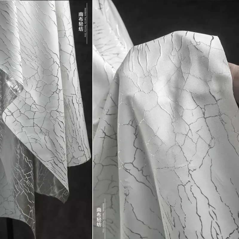 Белый фон, серебряная нить, жаккардовая хлопчатобумажная ткань для креативной верхней одежды, юбки, дизайнера модной одежды, шитье своими руками на метр
Белый фон, серебряная нить, жаккардовая хлопчатобумажная ткань для креативной верхней одежды, юбки, дизайнера модной одежды, шитье своими руками на метр