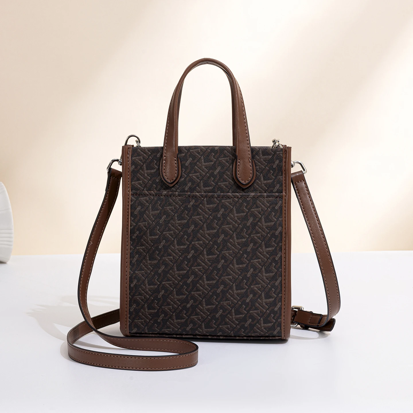 Vintage Floral Mini Vertical Tote Phone Bag for Women, Front Pocket, Dual-Use Handbag and Crossbody Bag, Detachable Adjustable Leather Shoulder Strap, Four Color Options, Suitable for Daily Commuting, Dating, Phone Storage, Shoulder Bag
Vintage Floral Mini Vertical Tote Phone Bag for Women, Front Pocket, Dual-Use Handbag and Crossbody Bag, Detachable Adjustable Leather Shoulder Strap, Four Color Options, Suitable for Daily Commuting, Dating, Phone Storage, Shoulder Bag