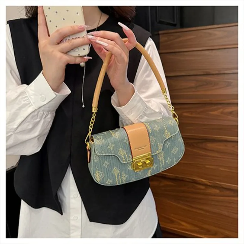 Minimalist Elegant Messenger Bag Women Trendy Retro Cutting High End Leather Outdoor Daily Handbag
Minimalist Elegant Messenger Bag Women Trendy Retro Cutting High End Leather Outdoor Daily Handbag