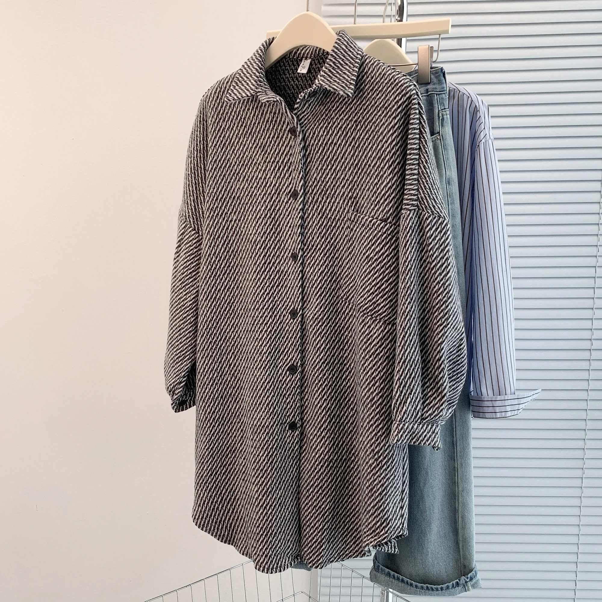 SuperAen Fashion Design Striped Thick Shirt Women 2025 Spring and Autumn New Long-sleeved Loose Cardigan Casual Shirt
SuperAen Fashion Design Striped Thick Shirt Women 2025 Spring and Autumn New Long-sleeved Loose Cardigan Casual Shirt