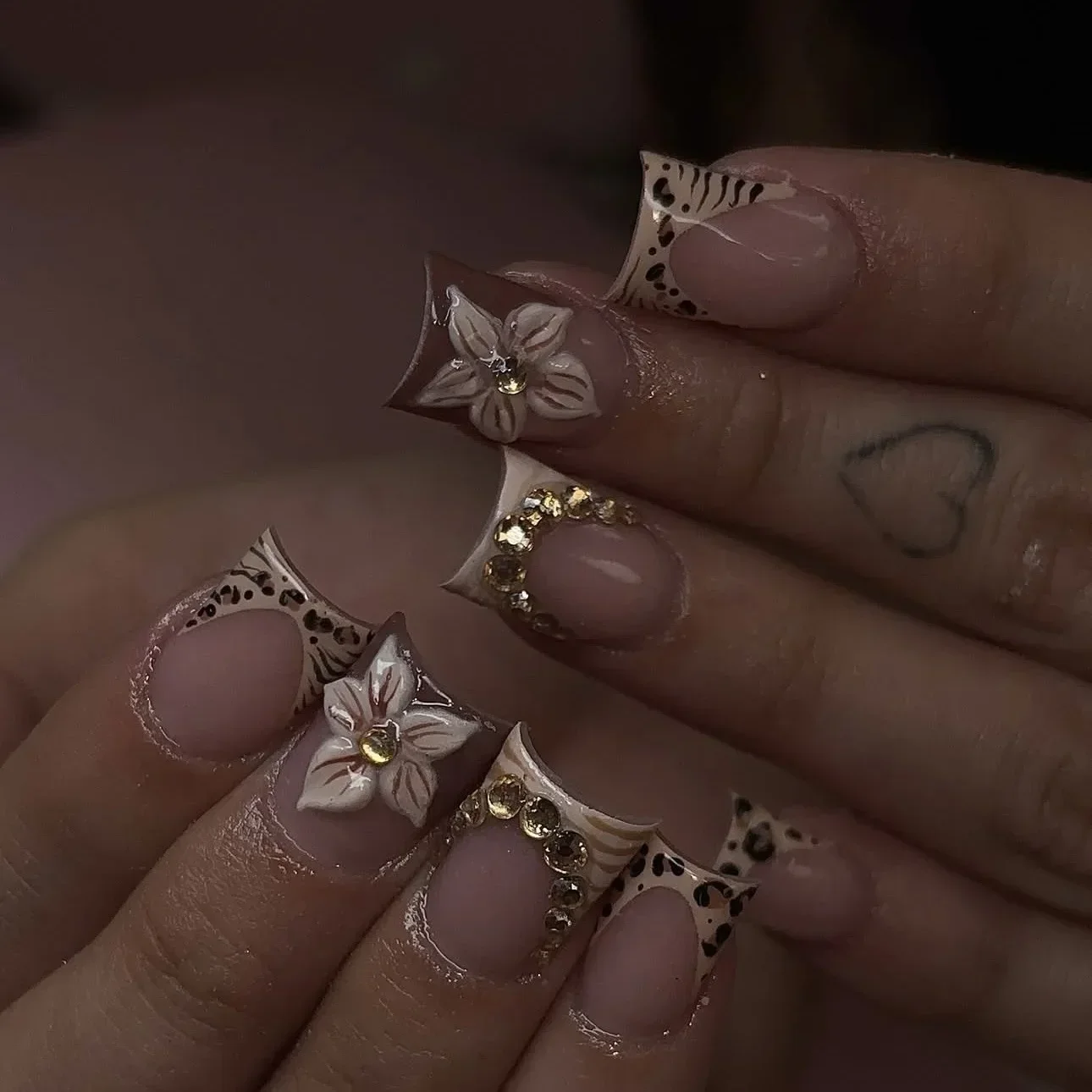 24pcs Leopard Print French False Nail Spicy Girls Flower Brown Short Square Fake Nails with Diamond Design Press on Nails Sets
24pcs Leopard Print French False Nail Spicy Girls Flower Brown Short Square Fake Nails with Diamond Design Press on Nails Sets