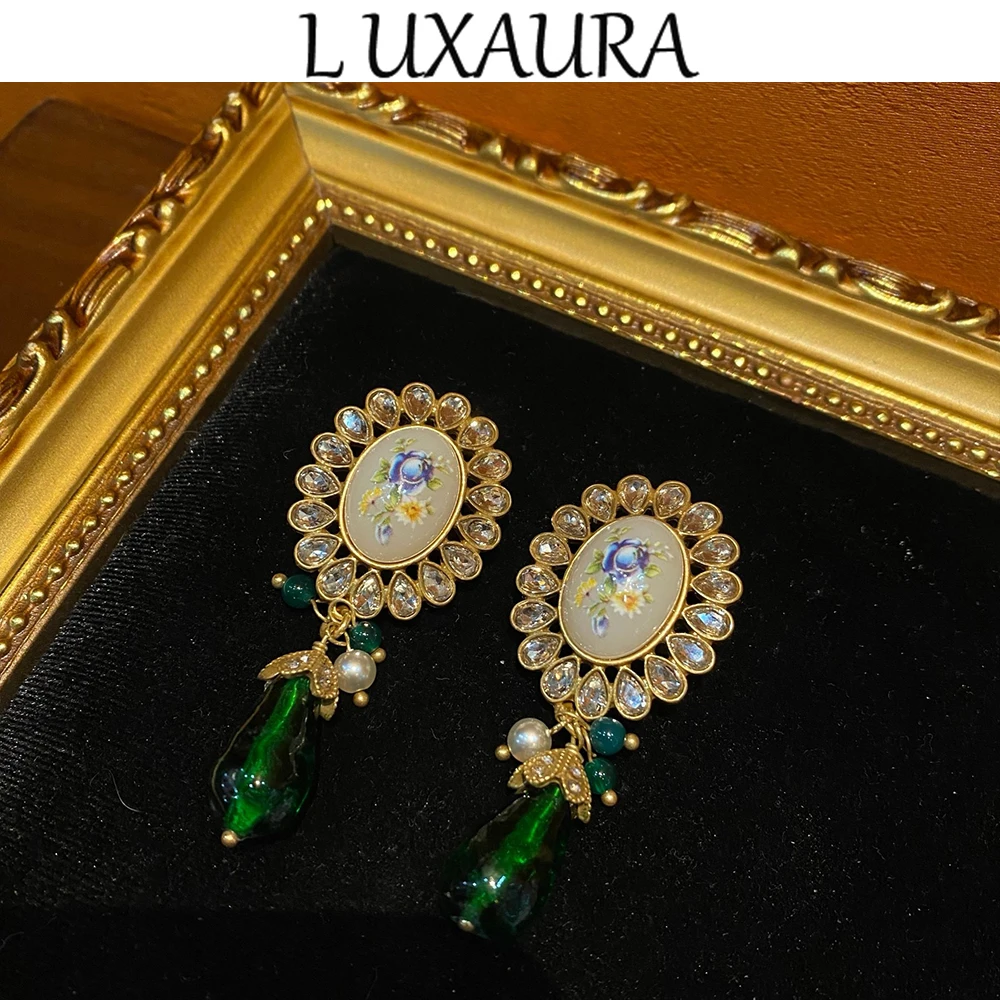 Vintage fashion classic golden sunflower design paired with Bohemian women's accessory stud earrings
Vintage fashion classic golden sunflower design paired with Bohemian women's accessory stud earrings