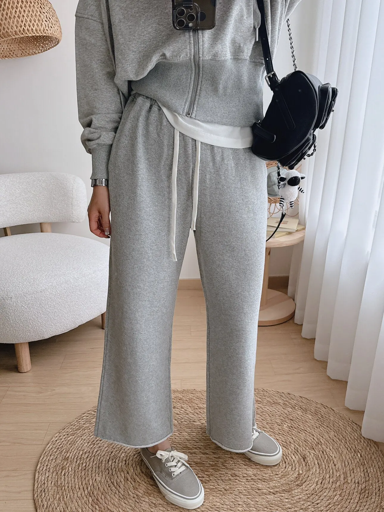 Spring Women's Loose Elastic Drawstring Trousers Cotton Straight Leg Pants Flared Hem Nine Points Sweatpants Casual Style
Spring Women's Loose Elastic Drawstring Trousers Cotton Straight Leg Pants Flared Hem Nine Points Sweatpants Casual Style