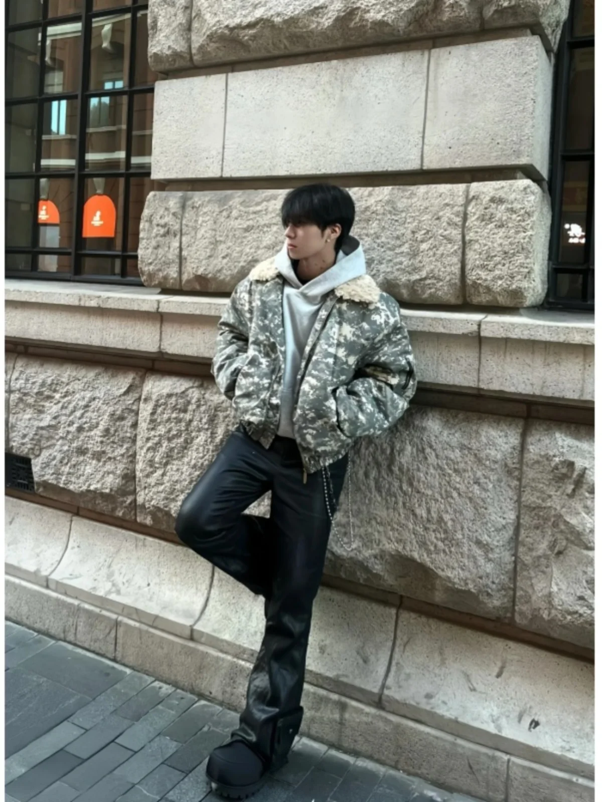 Утепленная мужская хлопковая куртка-бомбер с отстегивающимся меховым воротником в американском камуфляжном стиле для осени и зимы
Утепленная мужская хлопковая куртка-бомбер с отстегивающимся меховым воротником в американском камуфляжном стиле для осени и зимы