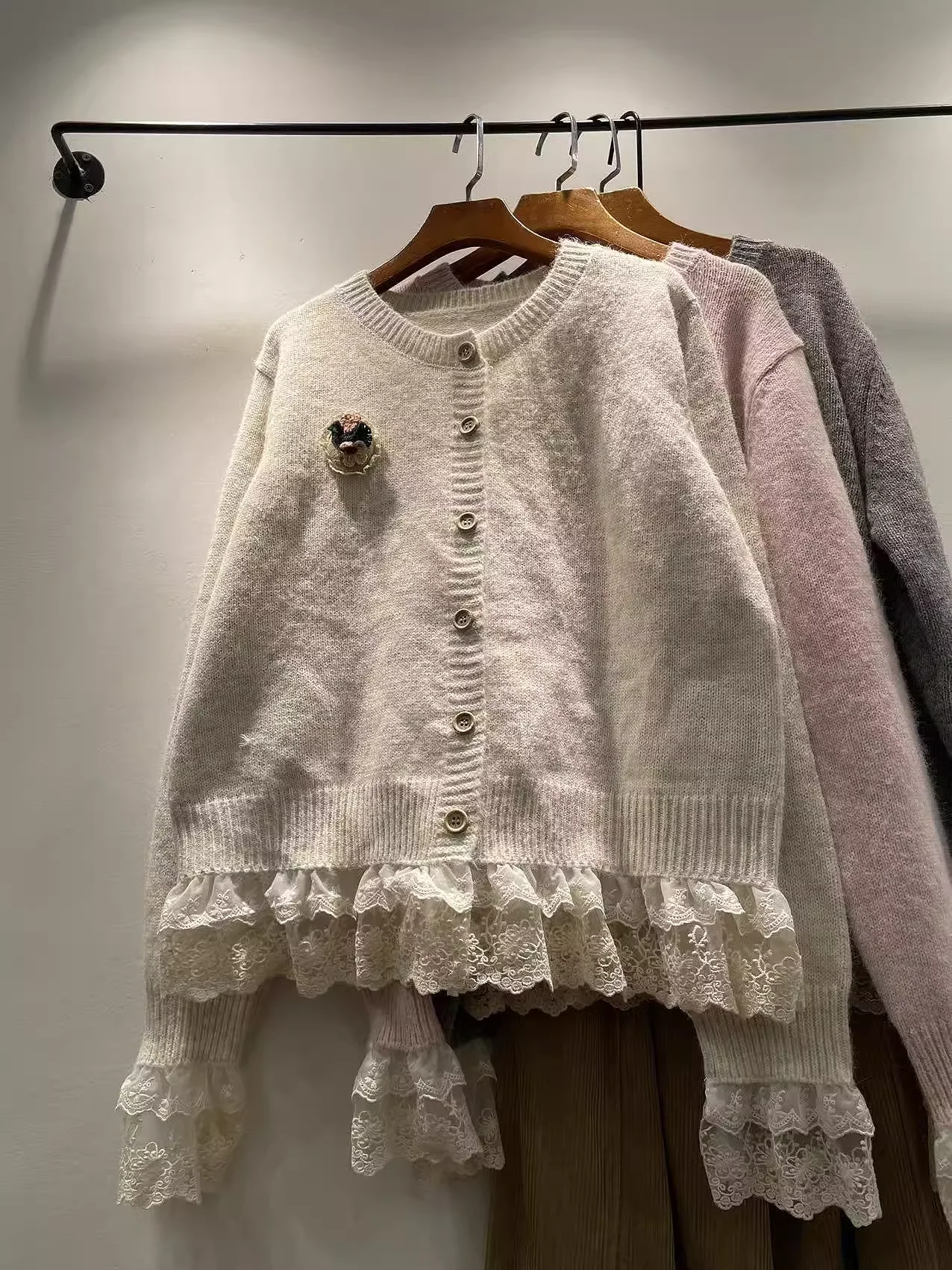 2026 Mori Kei Style Sweet Pink Gray Beige Lace Patchwork Sweater Cardigan for Women Winter Kawaii Long Sleeve Knit Cardigan
2026 Mori Kei Style Sweet Pink Gray Beige Lace Patchwork Sweater Cardigan for Women Winter Kawaii Long Sleeve Knit Cardigan