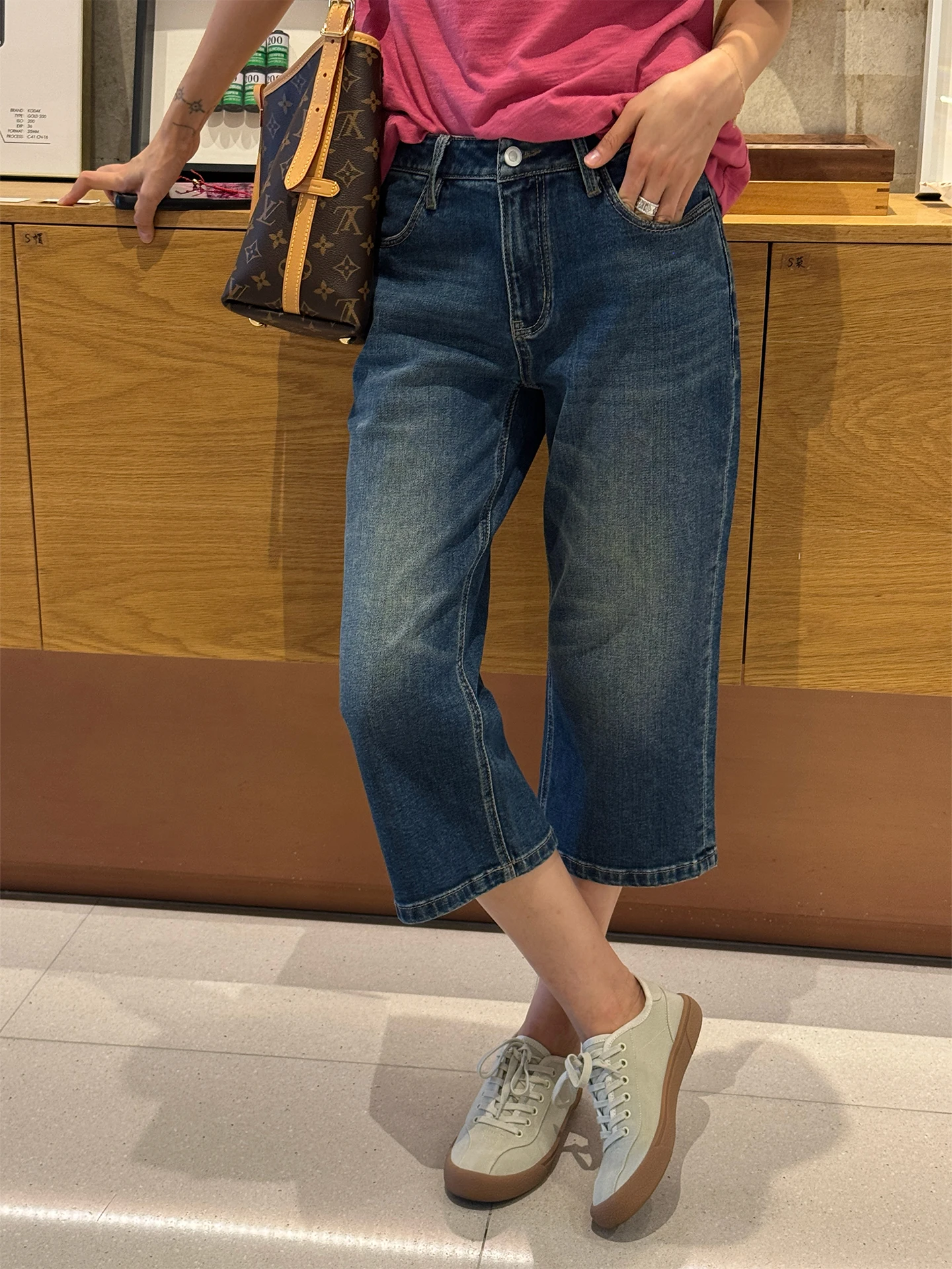 Женские джинсы Waed Denim: повседневные широкие брюки прямого кроя, весенние, утягивающие, из хлопка, на молнии, длина 7/8
Женские джинсы Waed Denim: повседневные широкие брюки прямого кроя, весенние, утягивающие, из хлопка, на молнии, длина 7/8