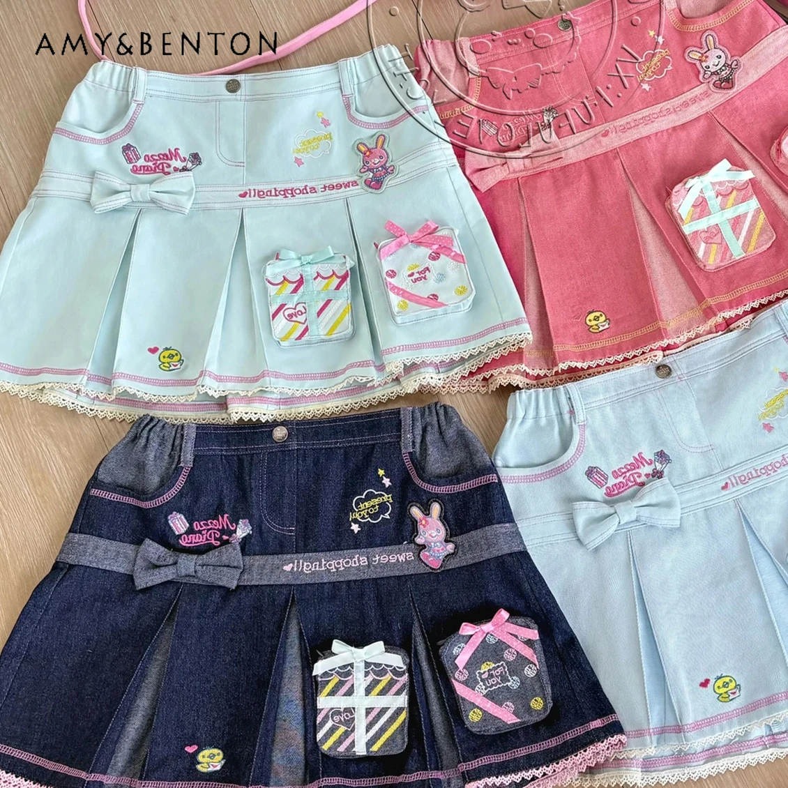 Original Japanese Sweet Girl Denim Skirt Cartoon Embroidery Cute Bow Three-dimensional Pocket Pleated Skirt Kawaii Mini Skirts
Original Japanese Sweet Girl Denim Skirt Cartoon Embroidery Cute Bow Three-dimensional Pocket Pleated Skirt Kawaii Mini Skirts