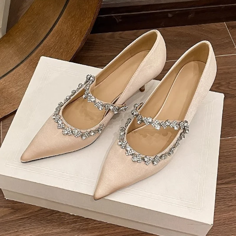 Атласные пикантные женские вечерние модельные туфли на высоком каблуке со стразами, модные роскошные брендовые свадебные туфли с бриллиантами, женские туфли-лодочки
Атласные пикантные женские вечерние модельные туфли на высоком каблуке со стразами, модные роскошные брендовые свадебные туфли с бриллиантами, женские туфли-лодочки