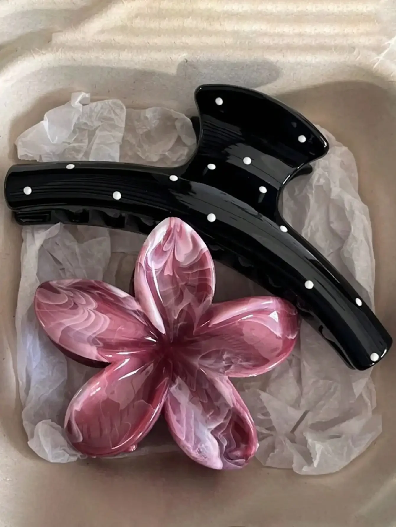 2pcs Glossy Red Floral & Dot Hair Clips, Elegant Simple Plastic Hair Accessory Clips, Suitable For Daily, Casual, Party, Work, Travel Use,Flower Claw Valentine's Day Valentines Hair Jaw Clip Hair Clamps Hair Clutch Hair Catcher Clip
2pcs Glossy Red Floral & Dot Hair Clips, Elegant Simple Plastic Hair Accessory Clips, Suitable For Daily, Casual, Party, Work, Travel Use,Flower Claw Valentine's Day Valentines Hair Jaw Clip Hair Clamps Hair Clutch Hair Catcher Clip