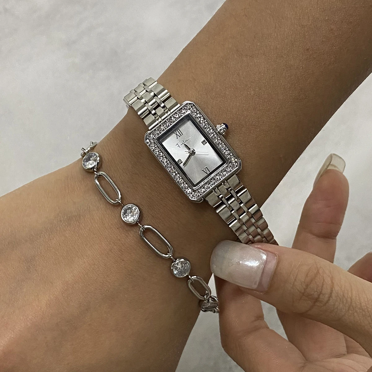 AIKOER Ретро водонепроницаемые часы из нержавеющей стали с геометрическим рисунком, минималистичные часы с водными бриллиантами, женские ювелирные изделия, подарок для нее
AIKOER Ретро водонепроницаемые часы из нержавеющей стали с геометрическим рисунком, минималистичные часы с водными бриллиантами, женские ювелирные изделия, подарок для нее