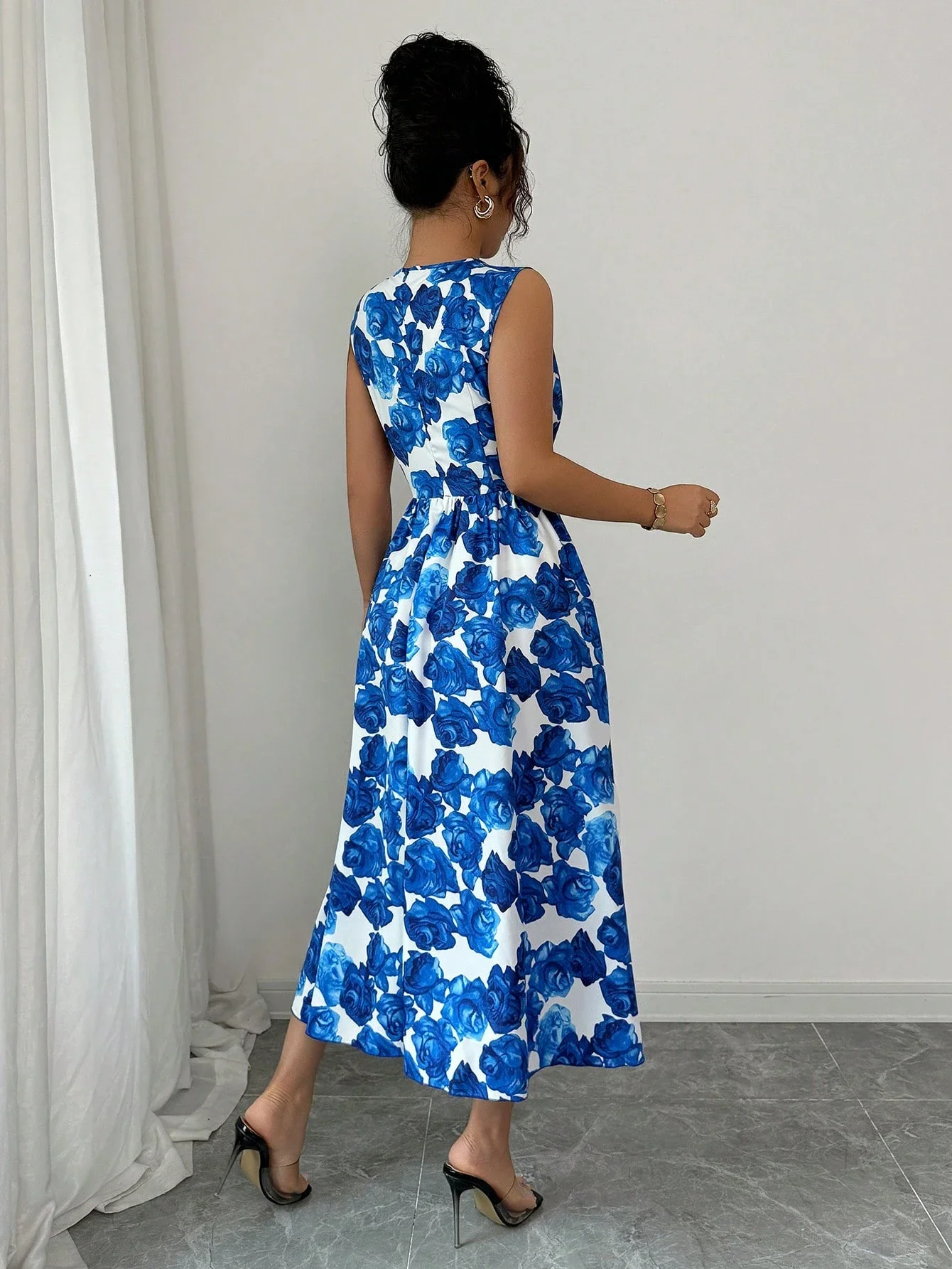 Womens Sleeveless Floral Print Midi Dress
Womens Sleeveless Floral Print Midi Dress