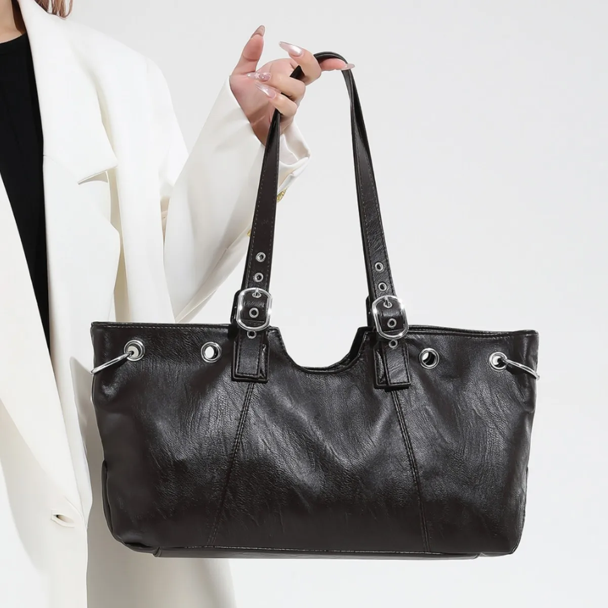 Просторная большая сумка на осень-зиму 202, женская сумка через плечо под мышками, минималистичная сумка через плечо с верхней ручкой, шикарная сумка «день-ночь»
Просторная большая сумка на осень-зиму 202, женская сумка через плечо под мышками, минималистичная сумка через плечо с верхней ручкой, шикарная сумка «день-ночь»