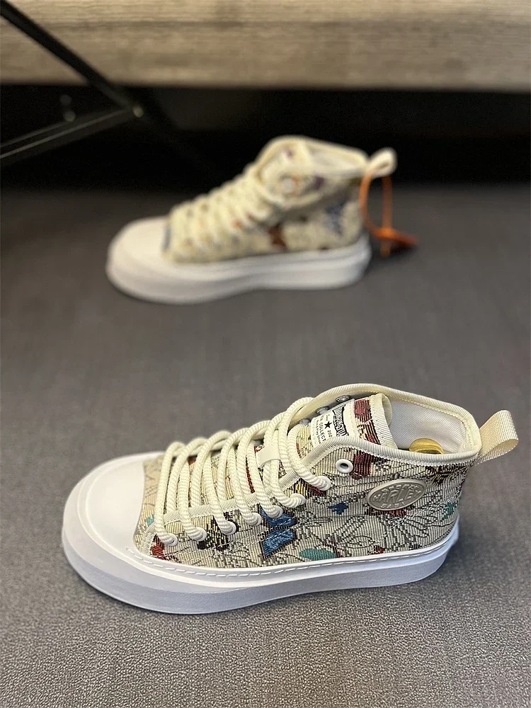 Spring and Autumn New Men's Casual Sports Shoes Soft Sole Printed Embroidered Canvas High Top Board Shoes
Spring and Autumn New Men's Casual Sports Shoes Soft Sole Printed Embroidered Canvas High Top Board Shoes