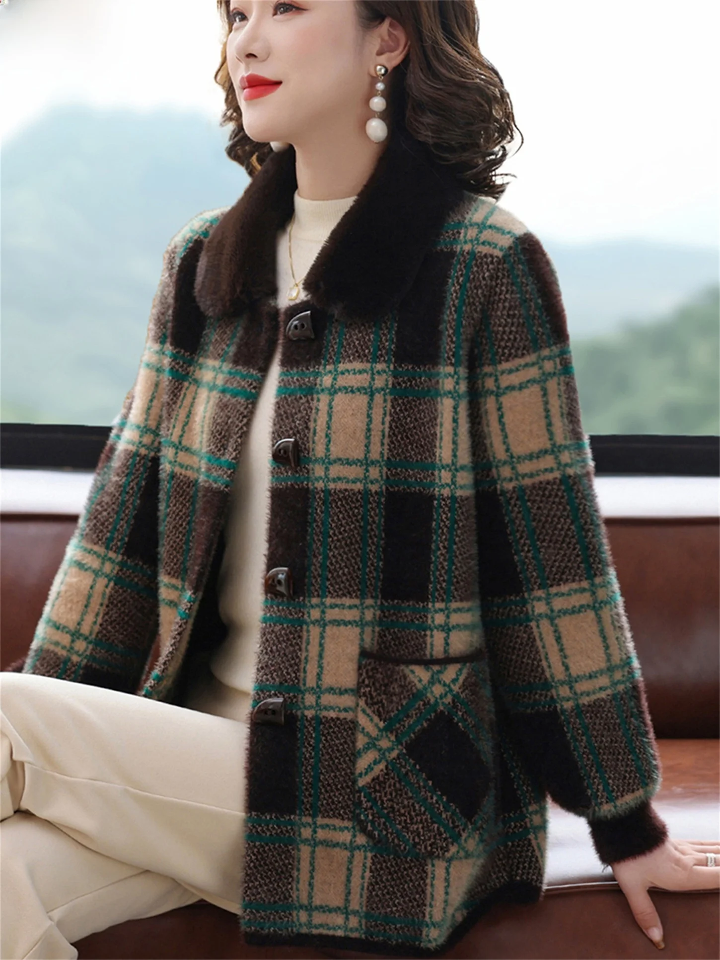 Модное шерстяное клетчатое пальто для женщин среднего возраста, норковый бархат, осень-зима, открытый кардиган, теплый пушистый воротник, одежда для поездок на работу
Модное шерстяное клетчатое пальто для женщин среднего возраста, норковый бархат, осень-зима, открытый кардиган, теплый пушистый воротник, одежда для поездок на работу