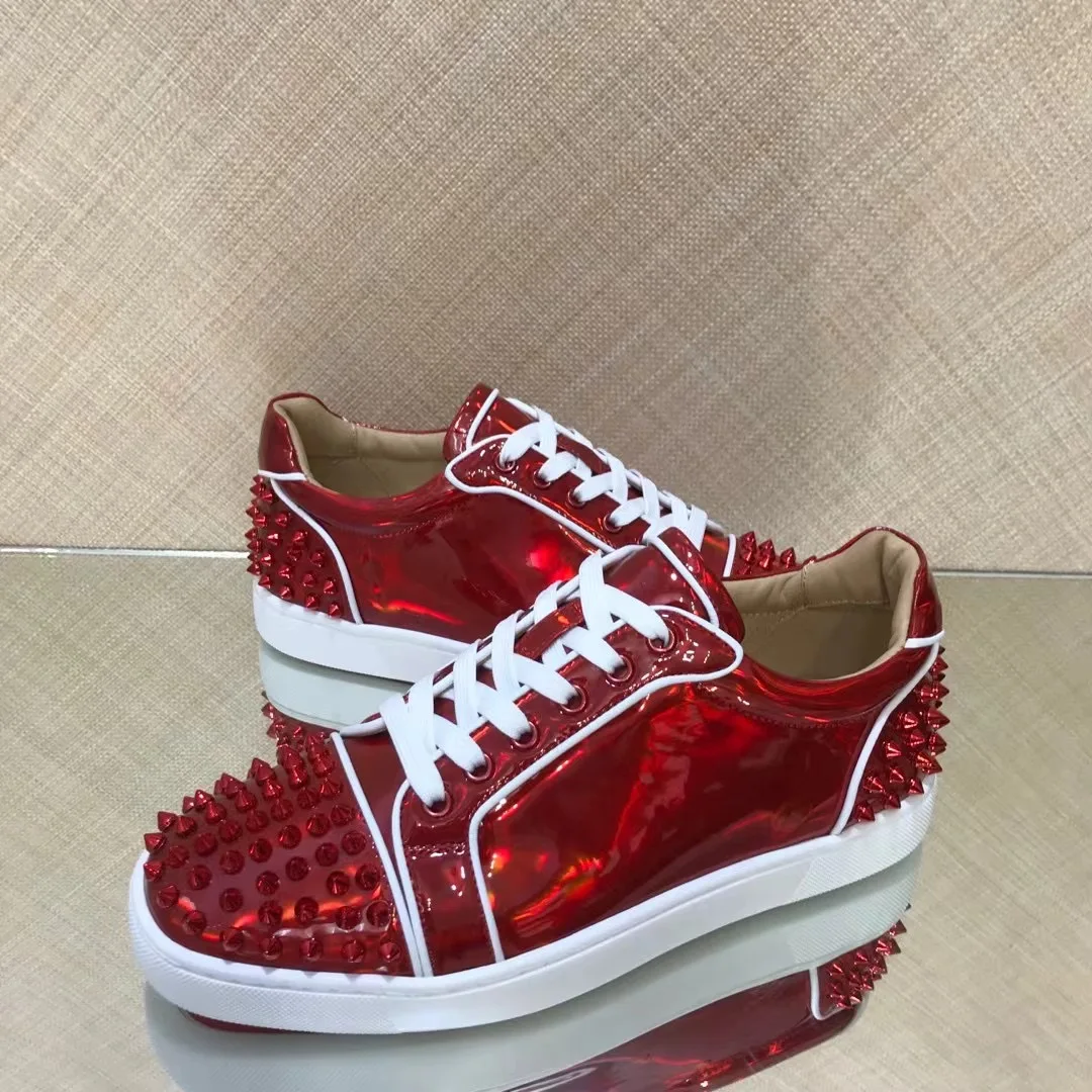 Роскошные повседневные туфли на низком каблуке с заклепками и носками на плоской подошве, обувь на шнуровке, кроссовки, красная лакированная кожа, красная подошва, сетчатые туфли для мужчин
Роскошные повседневные туфли на низком каблуке с заклепками и носками на плоской подошве, обувь на шнуровке, кроссовки, красная лакированная кожа, красная подошва, сетчатые туфли для мужчин