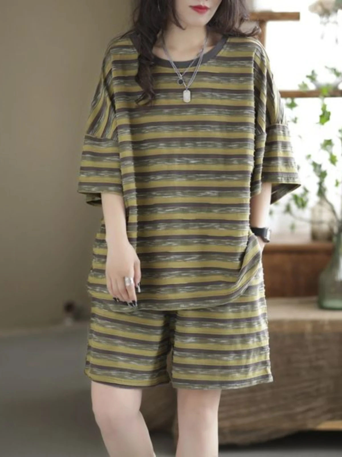 Summer 2026 plus Size Faionable Striped Set Women's ort Sve T-irt orts Loose Meat Covering Casual Two Piece Set
Summer 2026 plus Size Faionable Striped Set Women's ort Sve T-irt orts Loose Meat Covering Casual Two Piece Set