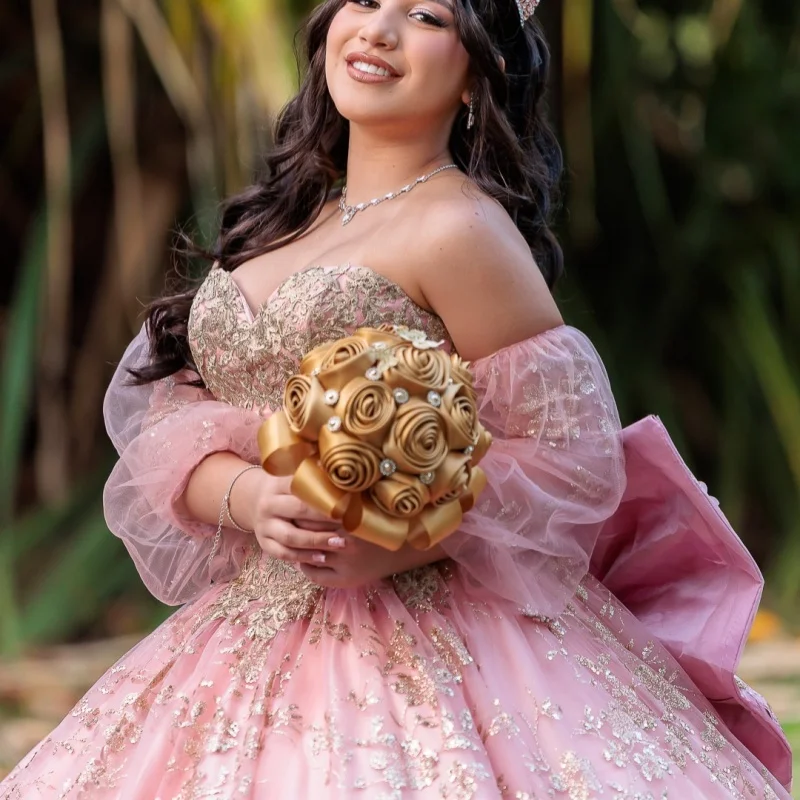 Розовое платье для церемонии Quinceanera с открытыми плечами, блестящим кружевом, длинным шлейфом и бантом, платье для 15-летия. Индивидуальный заказ
Розовое платье для церемонии Quinceanera с открытыми плечами, блестящим кружевом, длинным шлейфом и бантом, платье для 15-летия. Индивидуальный заказ