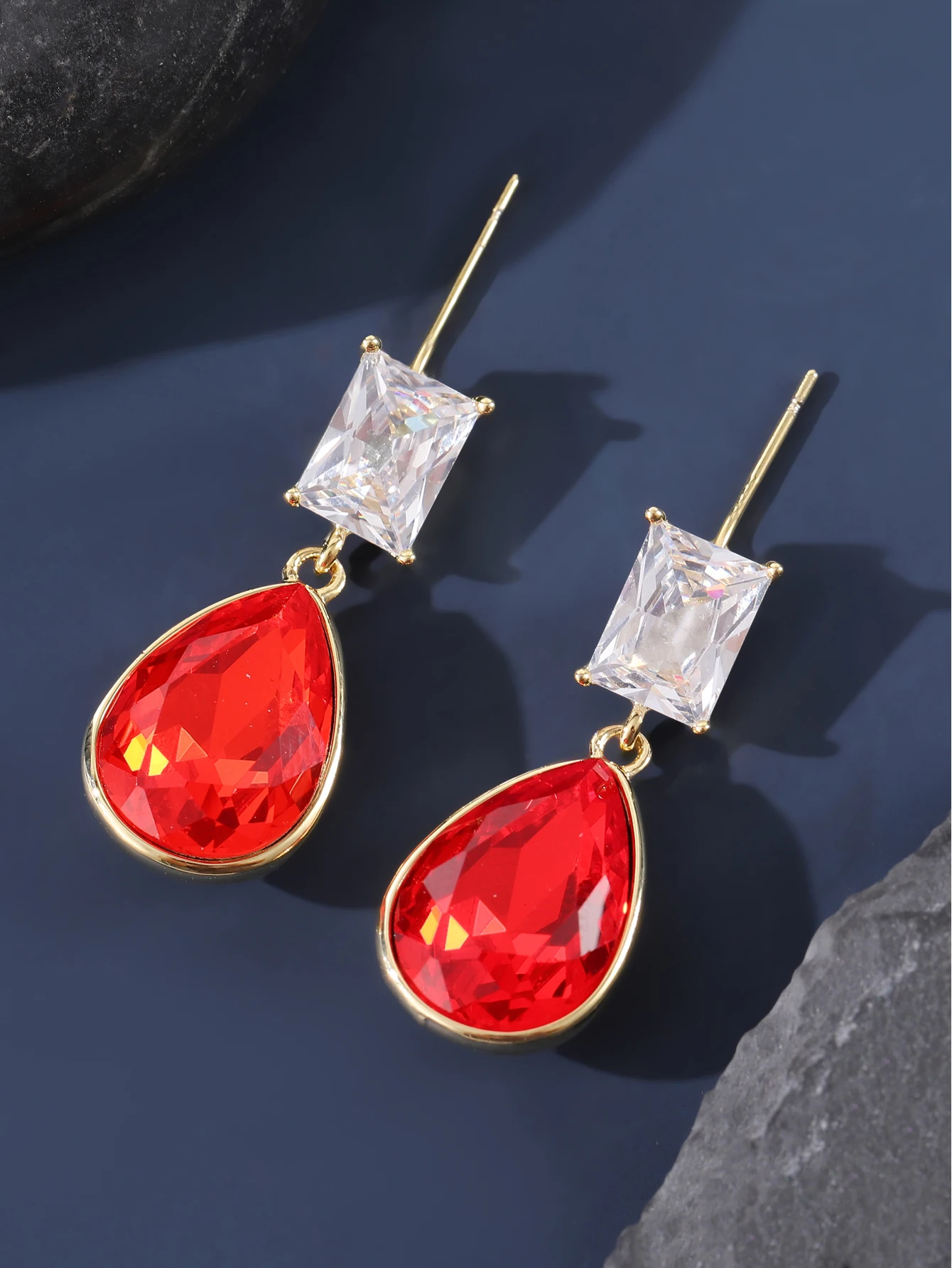 European and American fashion trend gold-plated new retro sparkling crystal inlaid simple zircon earrings for women
European and American fashion trend gold-plated new retro sparkling crystal inlaid simple zircon earrings for women