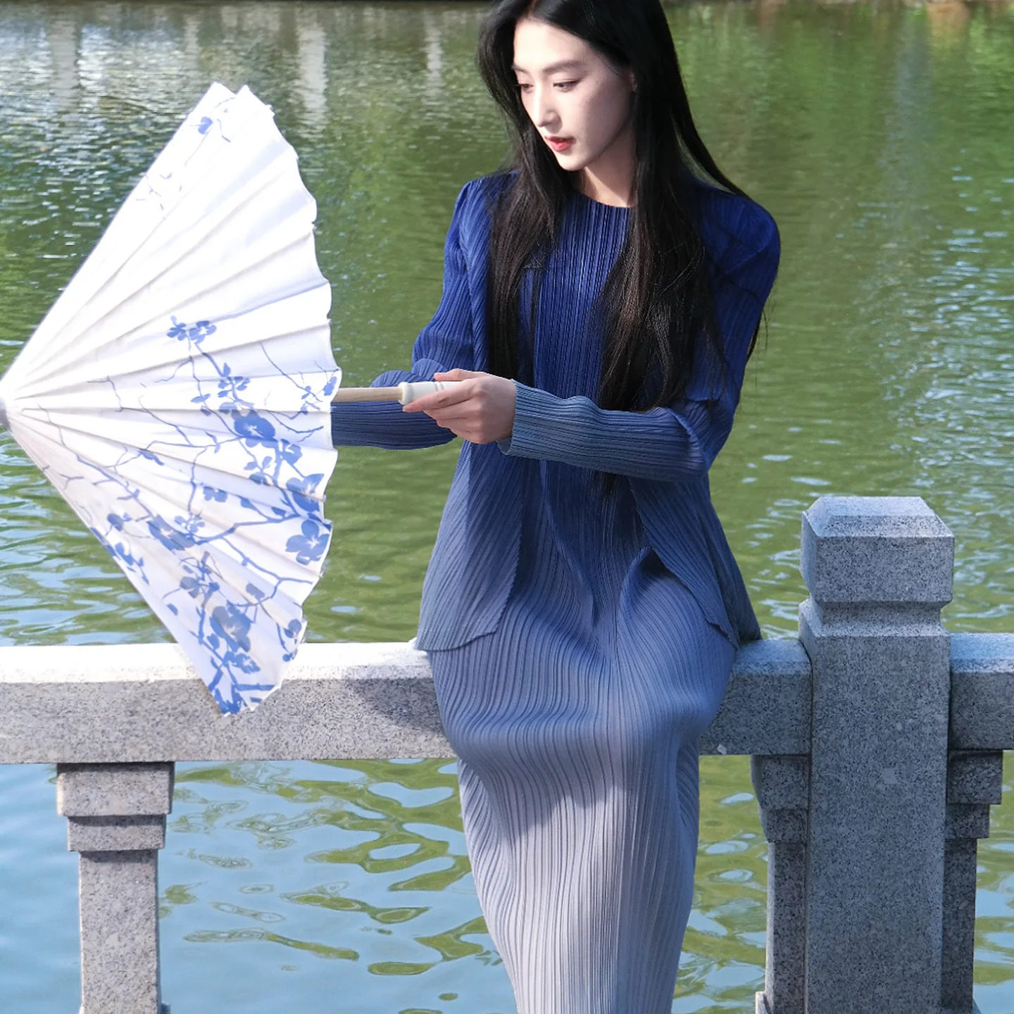 Miyake Folds 2025 Autumn New Suit Women's Fashion Casual Round Neck Sleeveless Mid-length Skirt with Cardigan Two-piece Set
Miyake Folds 2025 Autumn New Suit Women's Fashion Casual Round Neck Sleeveless Mid-length Skirt with Cardigan Two-piece Set