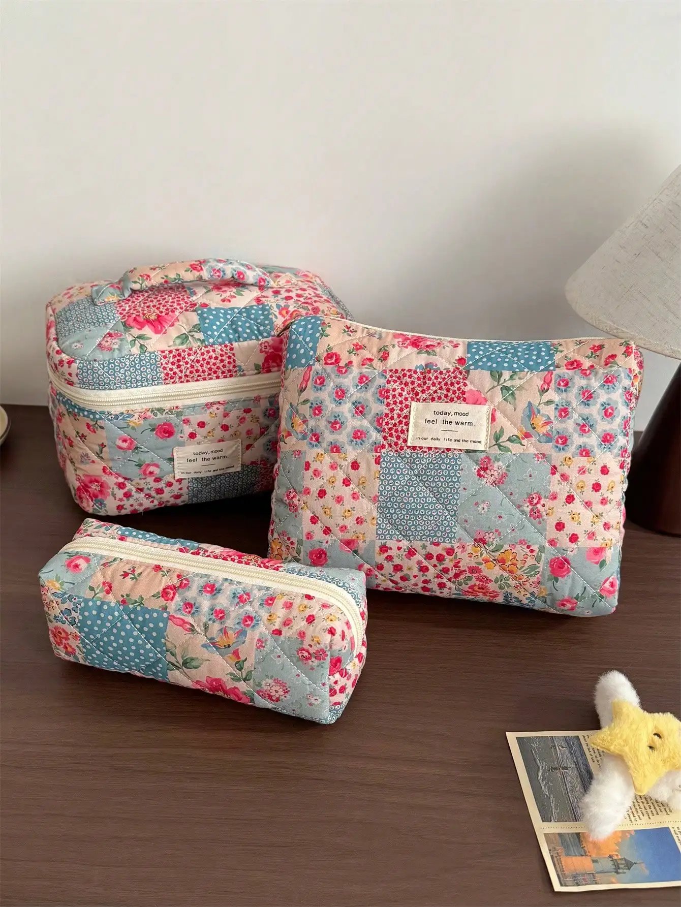 Vintage Elegant Patchwork Pattern Cosmetic Bag Set, Fashion Large Capacity Multi-Compartment Handbag, Multifunctional Travel Organizer Pouch, Storage Bag For Cosmetics, Makeup Tools, Etc., Holiday Gift,Pouch,Makeup Pouch,Travel Essential
Vintage Elegant Patchwork Pattern Cosmetic Bag Set, Fashion Large Capacity Multi-Compartment Handbag, Multifunctional Travel Organizer Pouch, Storage Bag For Cosmetics, Makeup Tools, Etc., Holiday Gift,Pouch,Makeup Pouch,Travel Essential