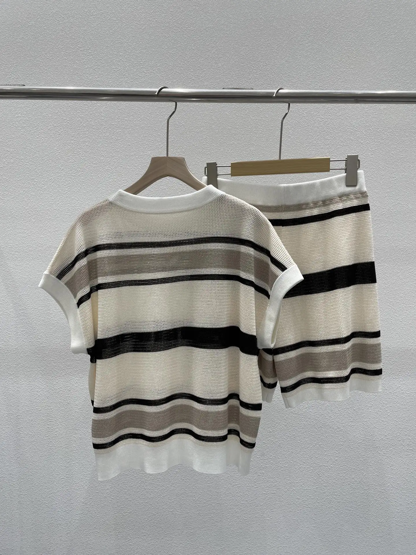 Women's Spring/Summer 2026 Short-Sleeve Knit Set: Contrast-Color Crew Neck Silk-Linen Top & Casual Shorts – Stylish & Versatile
Women's Spring/Summer 2026 Short-Sleeve Knit Set: Contrast-Color Crew Neck Silk-Linen Top & Casual Shorts – Stylish & Versatile