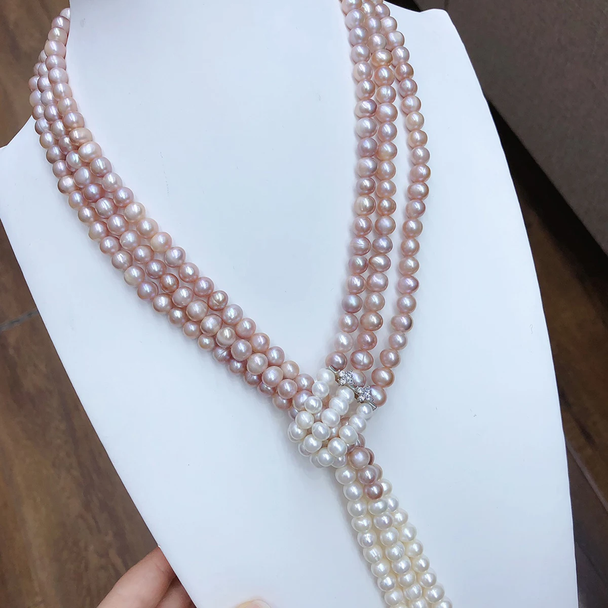 Шарф из натурального южного моря, натуральное многоцветное фиолетово-белое жемчужное ожерелье 45 см. Мы специализируем в жемчужных украшениях.
Шарф из натурального южного моря, натуральное многоцветное фиолетово-белое жемчужное ожерелье 45 см. Мы специализируем в жемчужных украшениях.