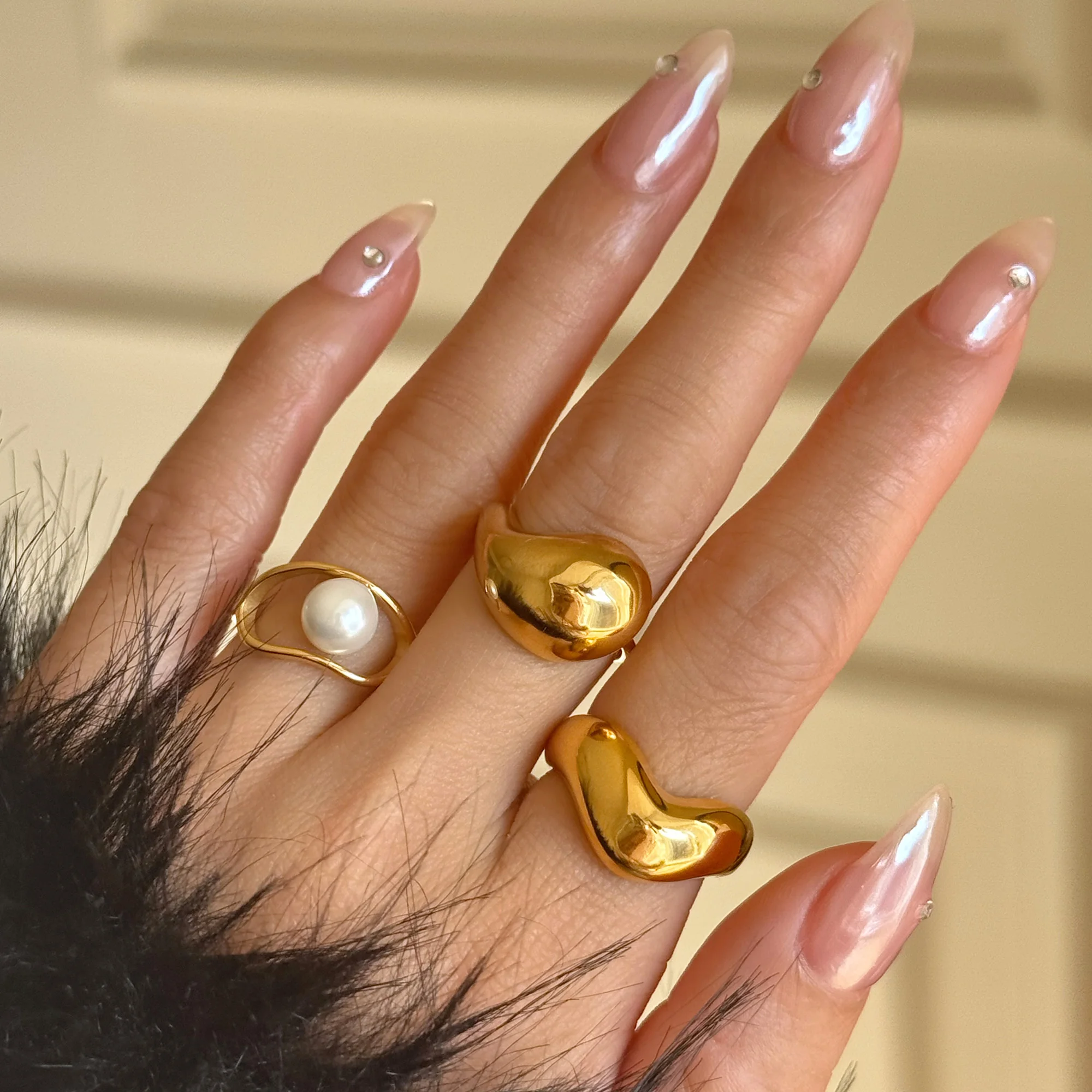 DASEIN Vintage Exquisite Polished Pearl Lava Irregular Ring 18k PVD Gold Plated Stainless Steel Valentine Day Jewelry Gift
DASEIN Vintage Exquisite Polished Pearl Lava Irregular Ring 18k PVD Gold Plated Stainless Steel Valentine Day Jewelry Gift